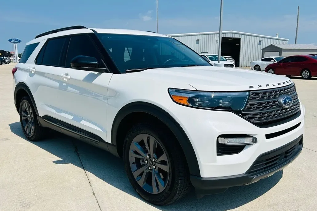 2023 Ford Explorer XLT photo 1