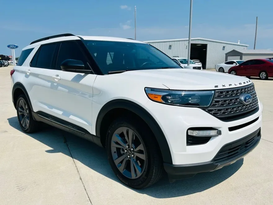 2023 Ford Explorer XLT photo 1