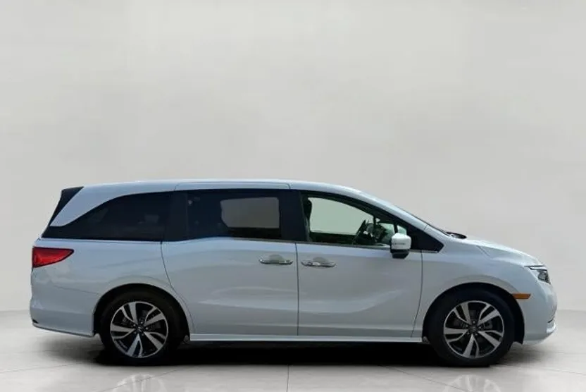 2023 Honda Odyssey Touring photo 1