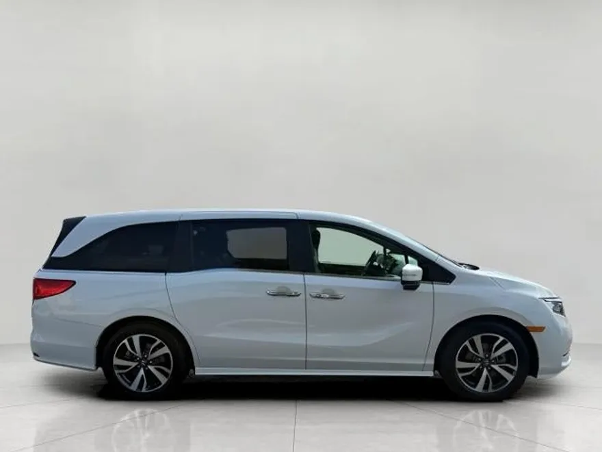2023 Honda Odyssey Touring photo 1