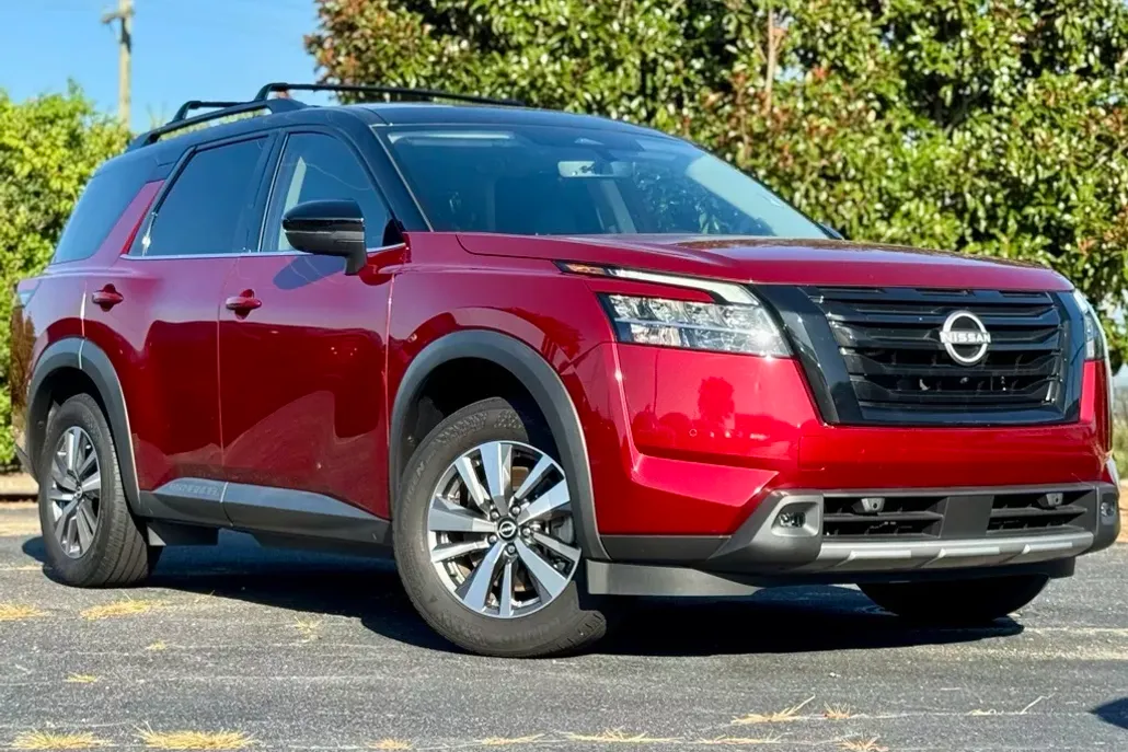 2023 Nissan Pathfinder SL photo 1