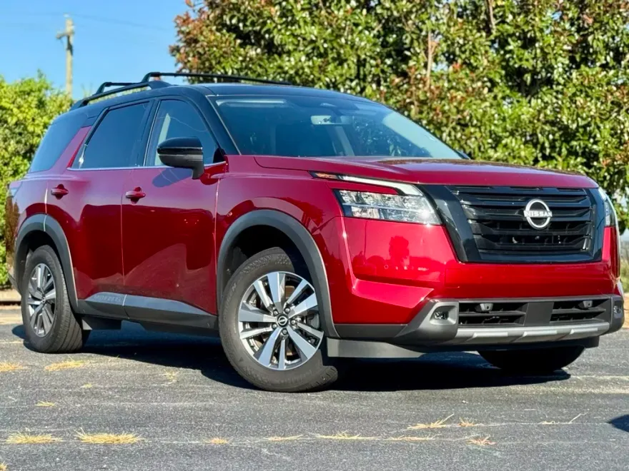 2023 Nissan Pathfinder SL photo 1