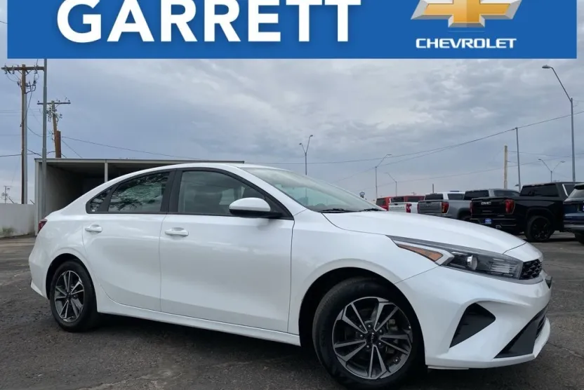 2023 Kia Forte LXS photo 1