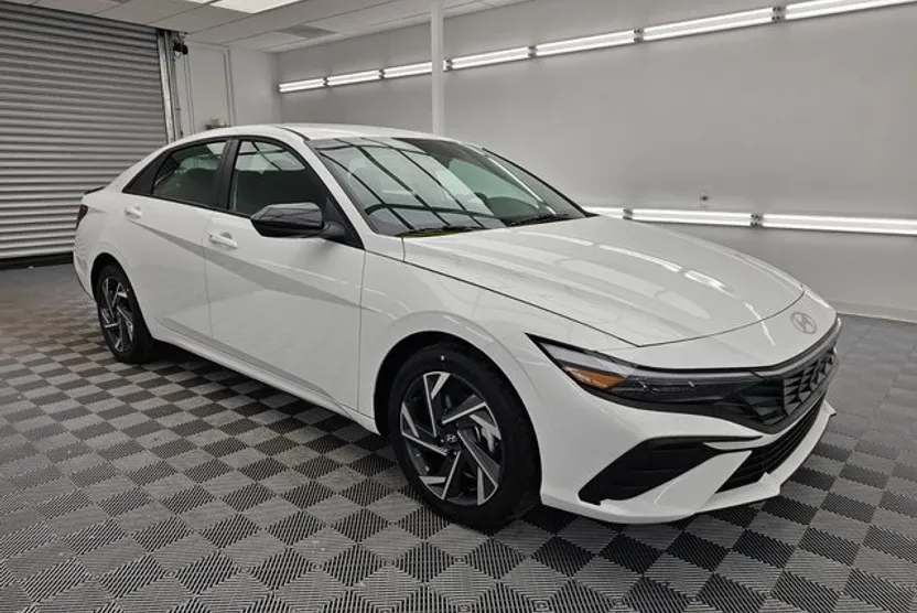 2025 Hyundai Elantra SEL Sport photo 1