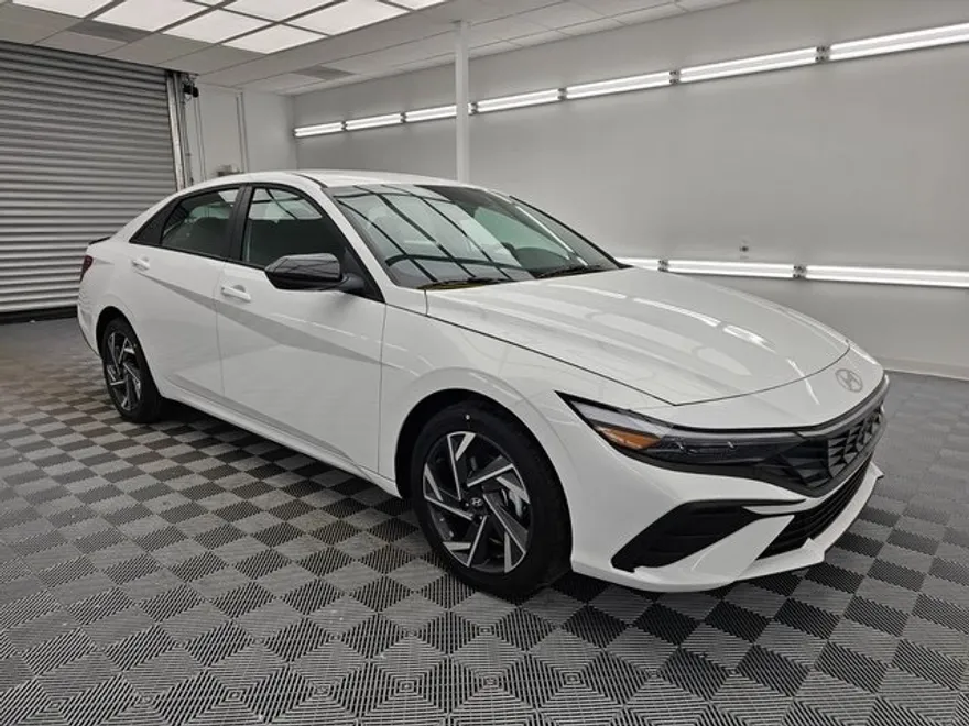2025 Hyundai Elantra SEL Sport photo 1
