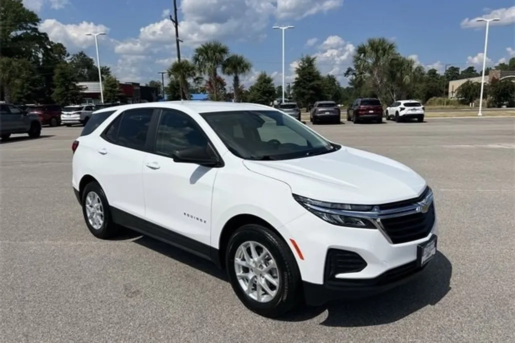 2022 Chevrolet Equinox LS photo 1