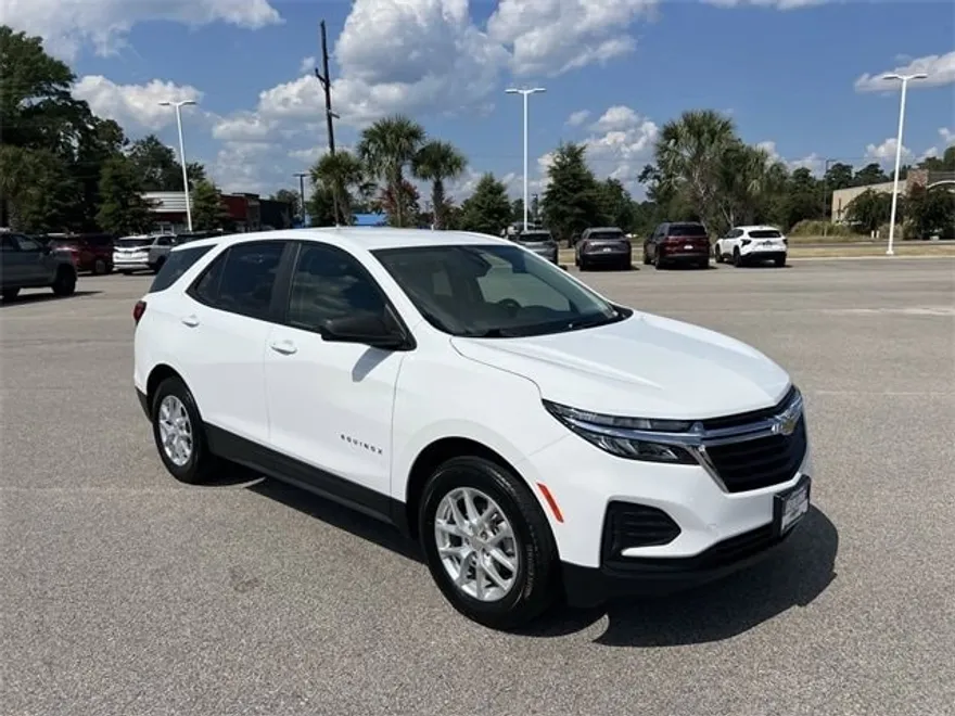2022 Chevrolet Equinox LS photo 1