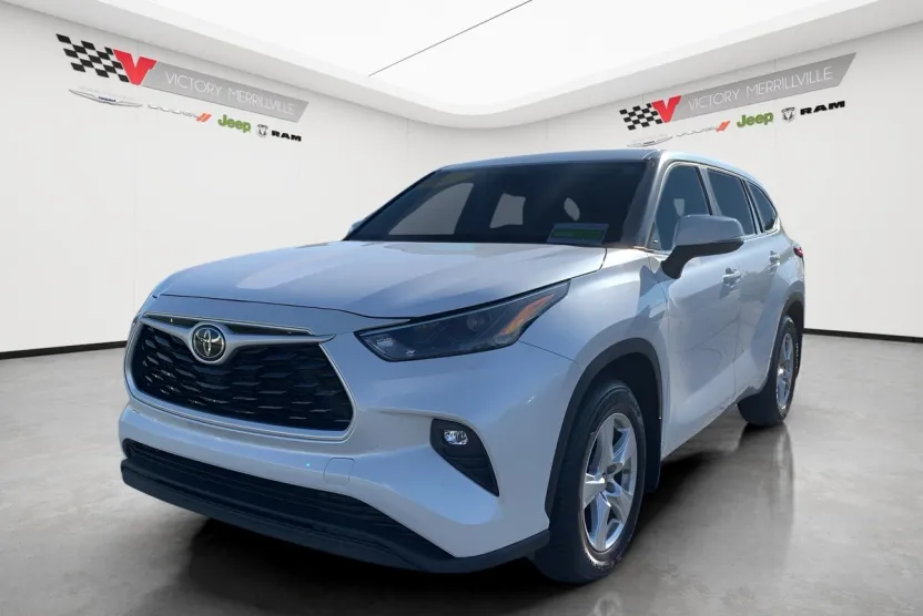 2024 Toyota Highlander LE photo 1