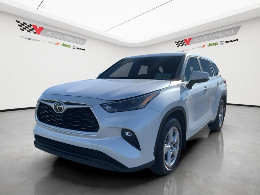 2024 Toyota Highlander LE photo 1