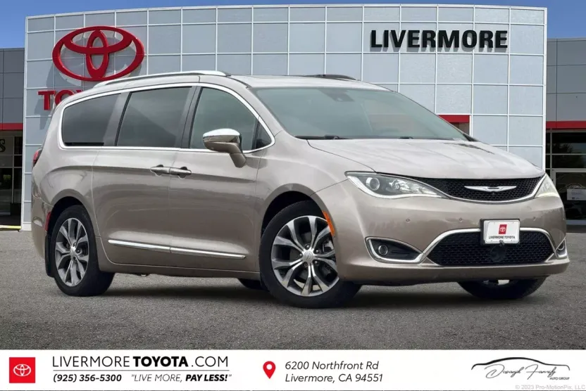 2017 Chrysler Pacifica Limited photo 1