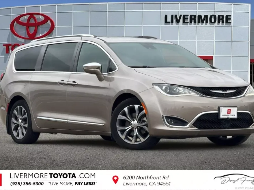 2017 Chrysler Pacifica Limited photo 1