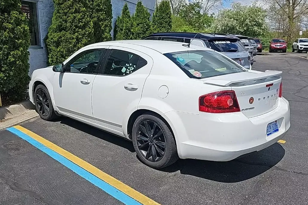 2014 Dodge Avenger SE photo 1