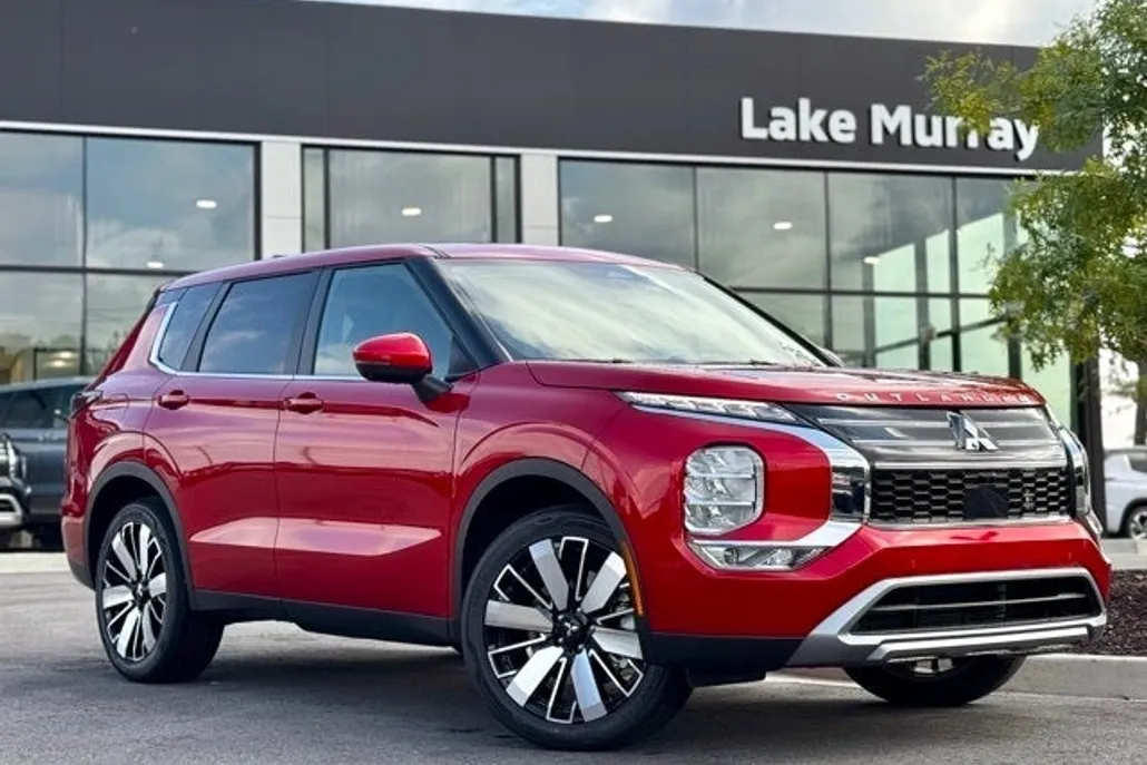 2025 Mitsubishi Outlander SE photo 1