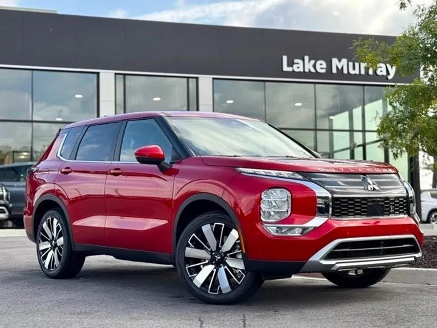 2025 Mitsubishi Outlander SE photo 1