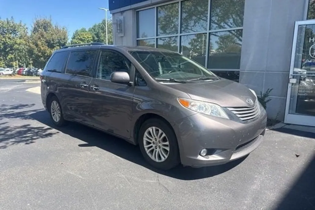 2015 Toyota Sienna XLE Premium photo 1
