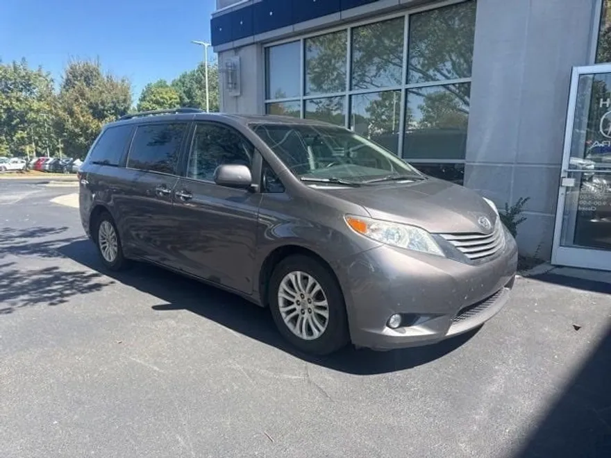 2015 Toyota Sienna XLE Premium photo 1