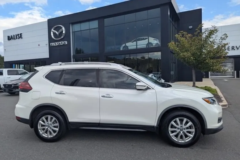 2018 Nissan Rogue SV photo 1