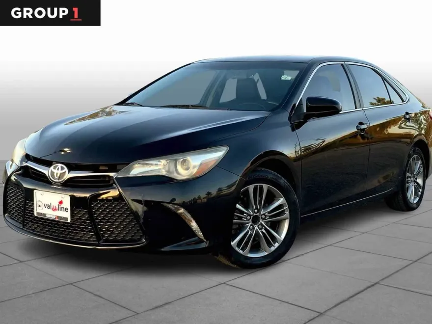 2015 Toyota Camry SE photo 1
