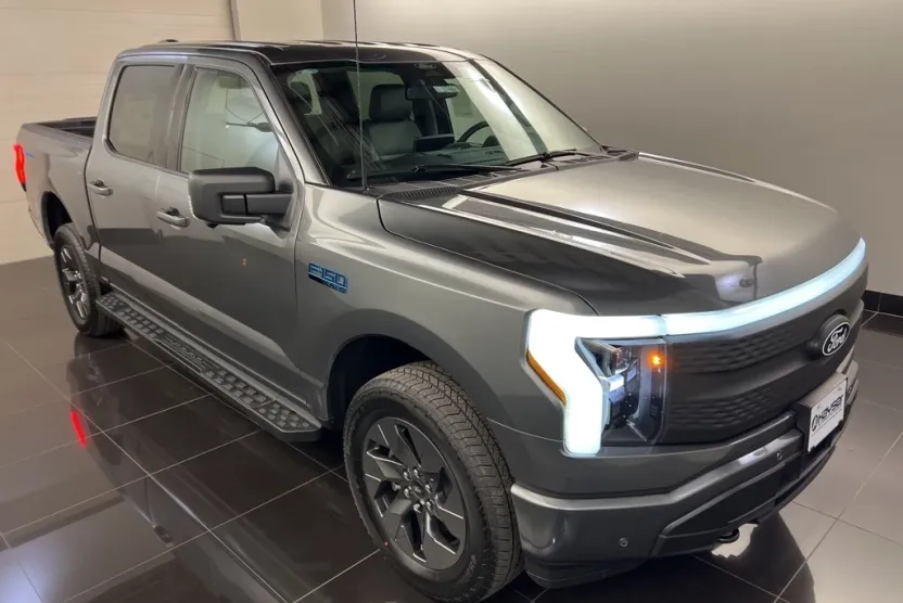 2025 Ford F-150 Lightning photo 1