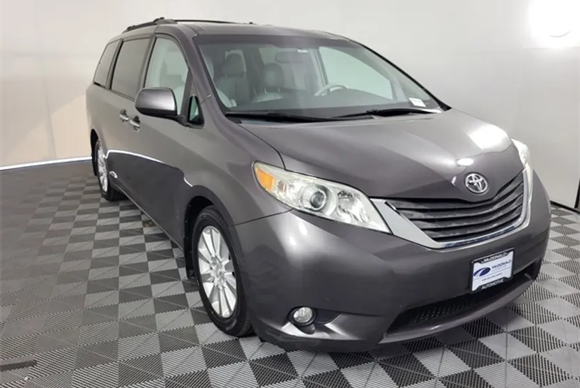 2011 Toyota Sienna XLE photo 1