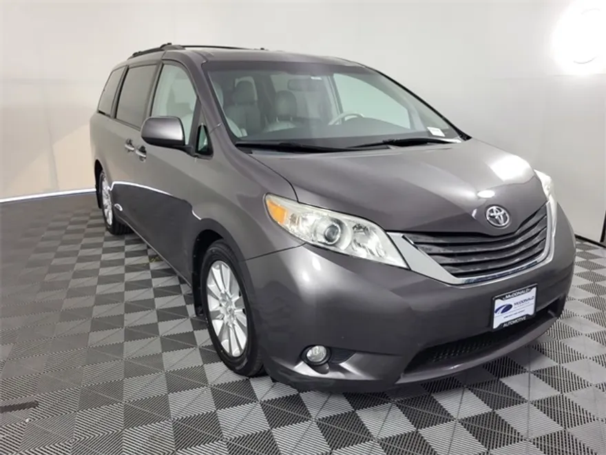 2011 Toyota Sienna XLE photo 1