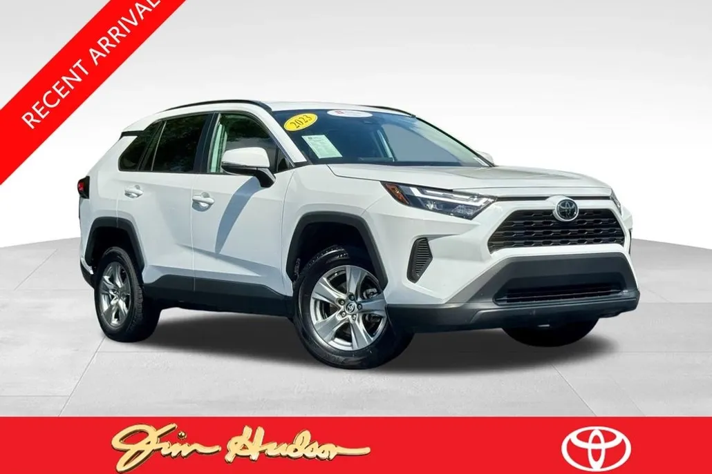 2023 Toyota RAV4 XLE photo 1