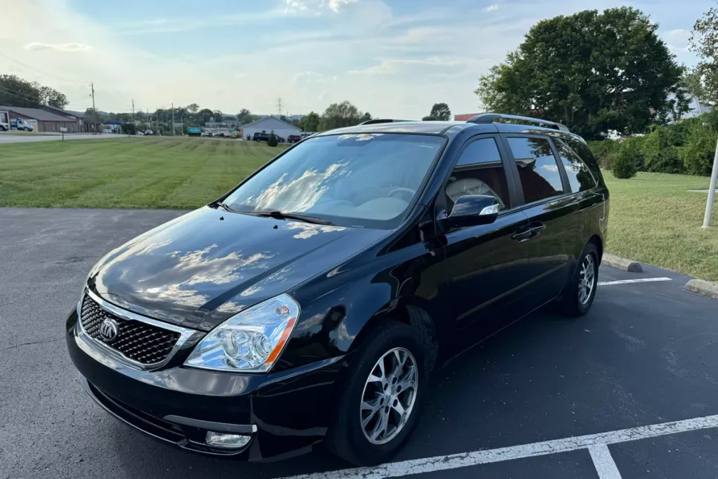 2014 Kia Sedona LX photo 1