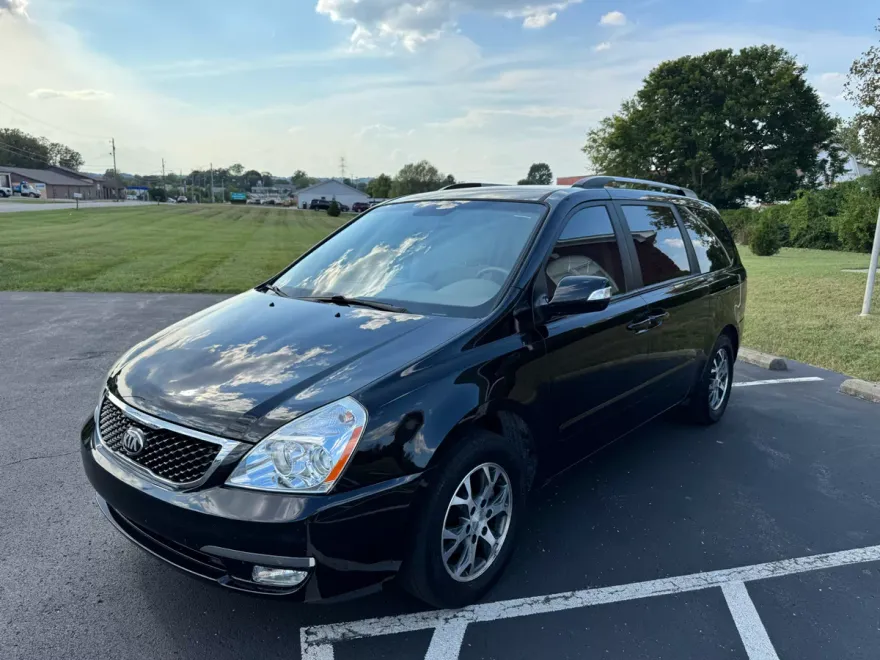 2014 Kia Sedona LX photo 1