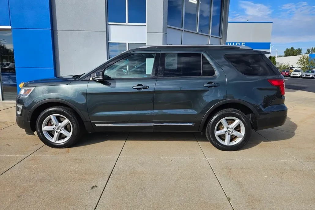2016 Ford Explorer XLT photo 1