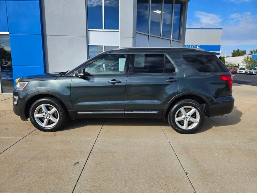 2016 Ford Explorer XLT photo 1