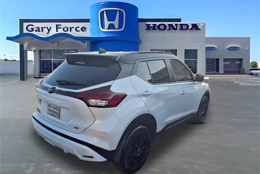 2023 Nissan Kicks SR photo 1