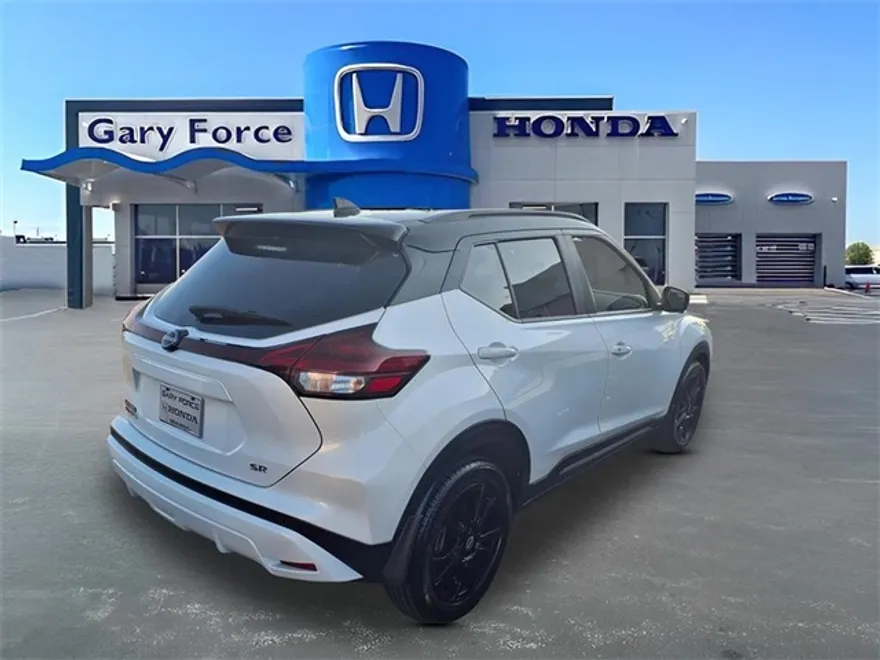 2023 Nissan Kicks SR photo 1