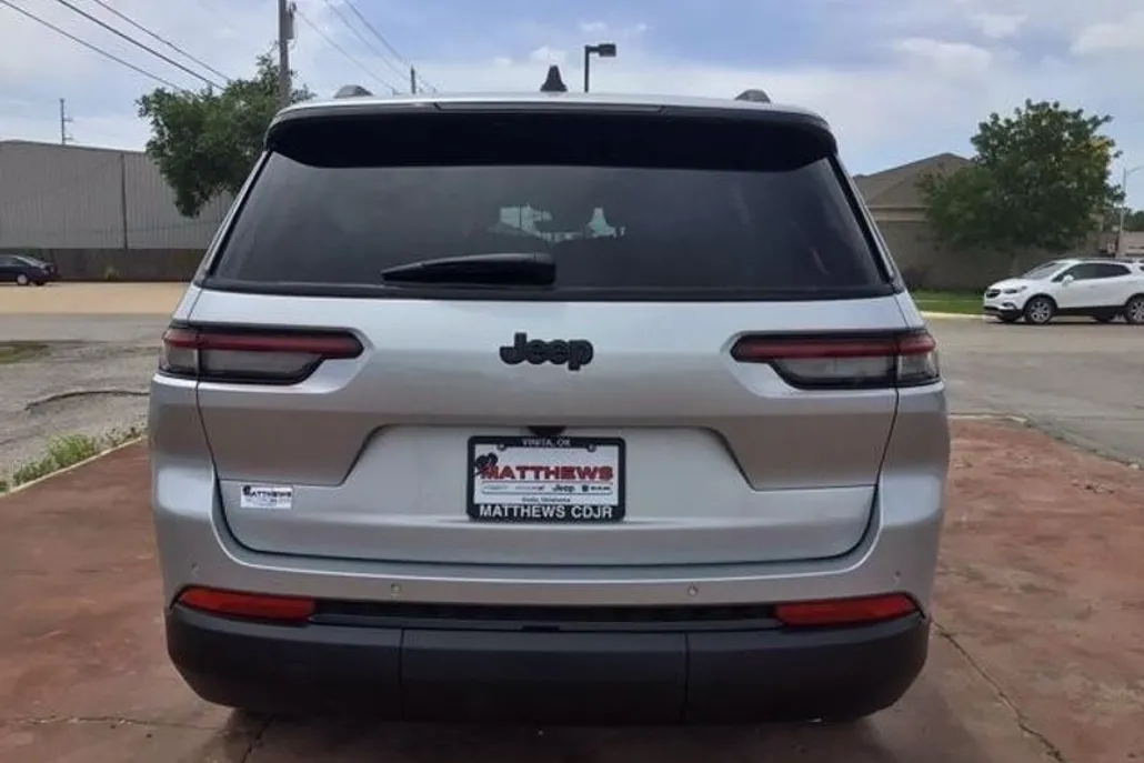 2025 Jeep Grand Cherokee Altitude photo 1