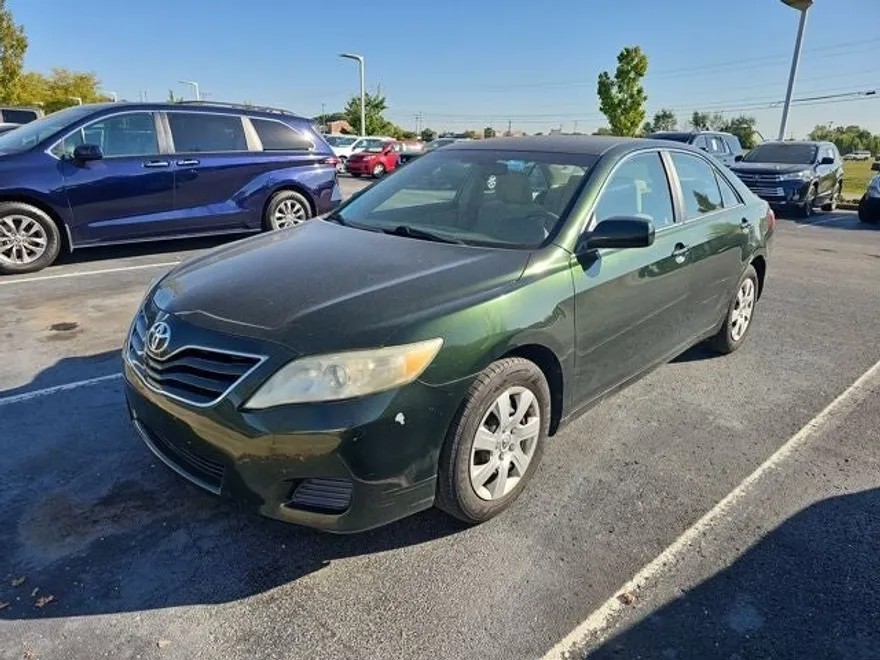 2011 Toyota Camry LE photo 1