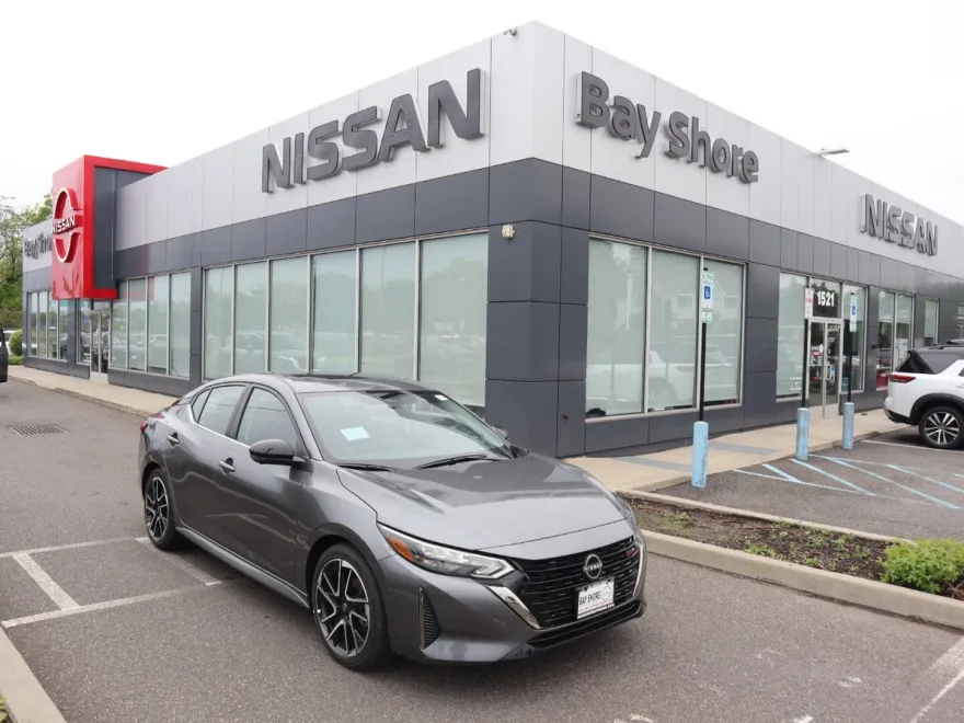 2025 Nissan Sentra SR photo 1