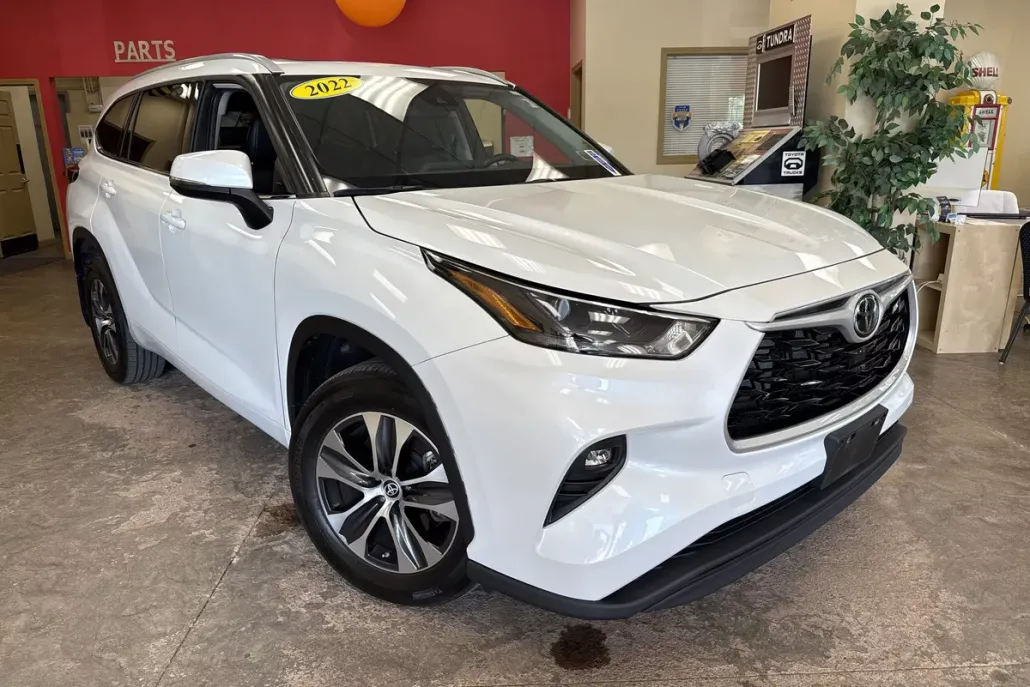 2022 Toyota Highlander XLE photo 1