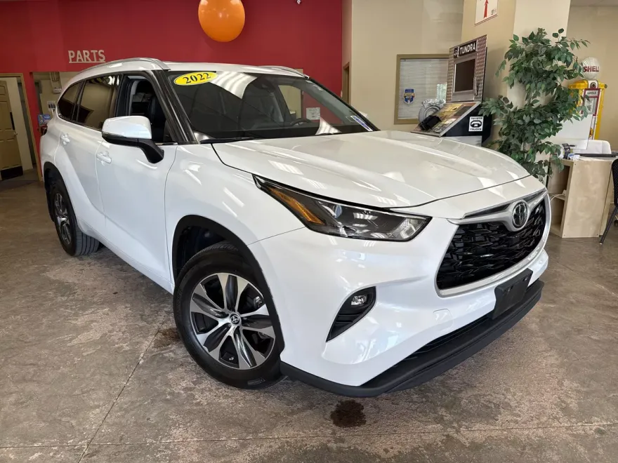 2022 Toyota Highlander XLE photo 1