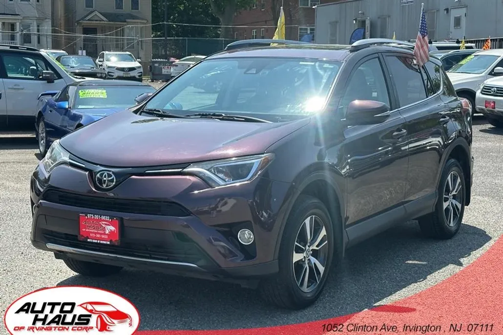 2017 Toyota RAV4 XLE photo 1