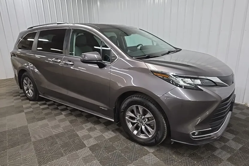 2021 Toyota Sienna XLE photo 1