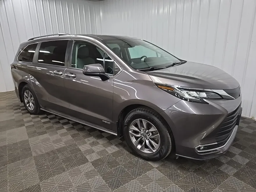 2021 Toyota Sienna XLE photo 1