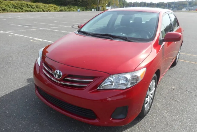 2013 Toyota Corolla LE photo 1
