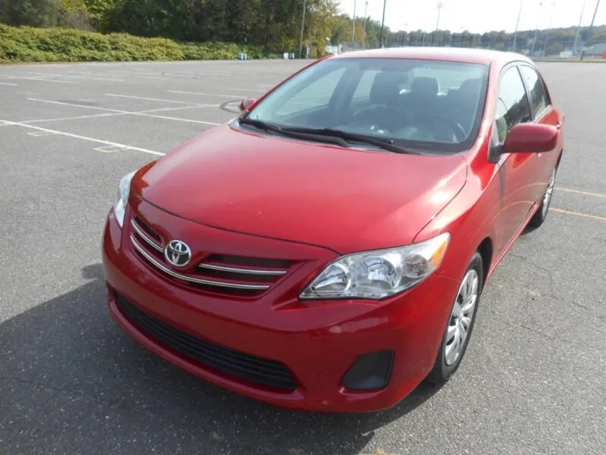 2013 Toyota Corolla LE photo 1