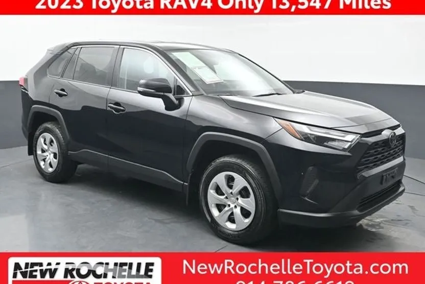 2023 Toyota RAV4 LE photo 1