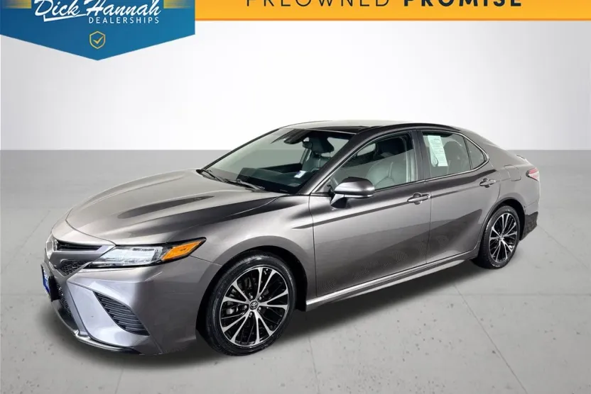 2018 Toyota Camry SE photo 1