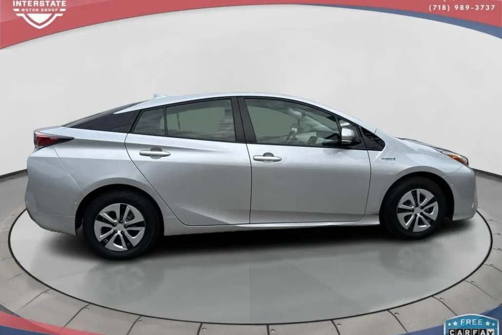 2017 Toyota Prius Two photo 1