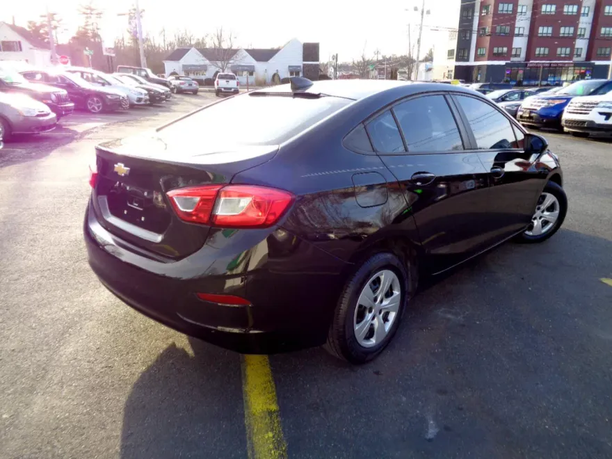 2018 Chevrolet Cruze LS photo 2