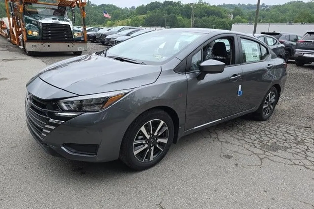 2025 Nissan Versa 1.6 SV photo 1