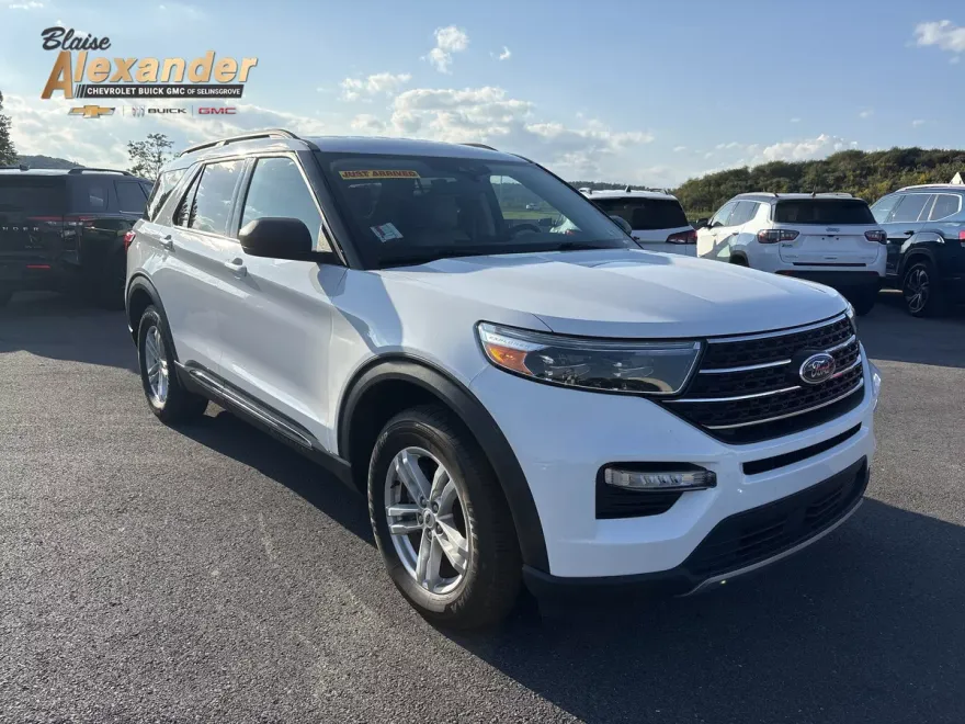 2023 Ford Explorer XLT photo 1