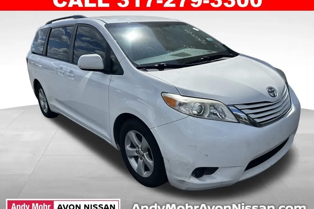 2017 Toyota Sienna LE photo 1