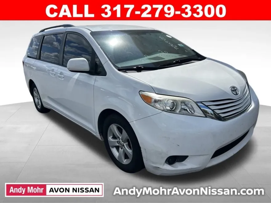 2017 Toyota Sienna LE photo 1